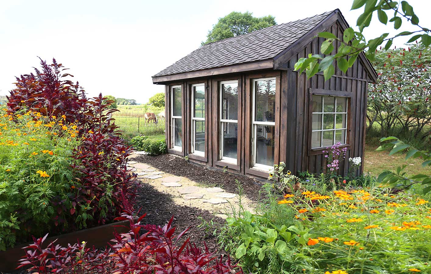 Gartenhaus aus Holz mit Glasfenstern und Spitzdach