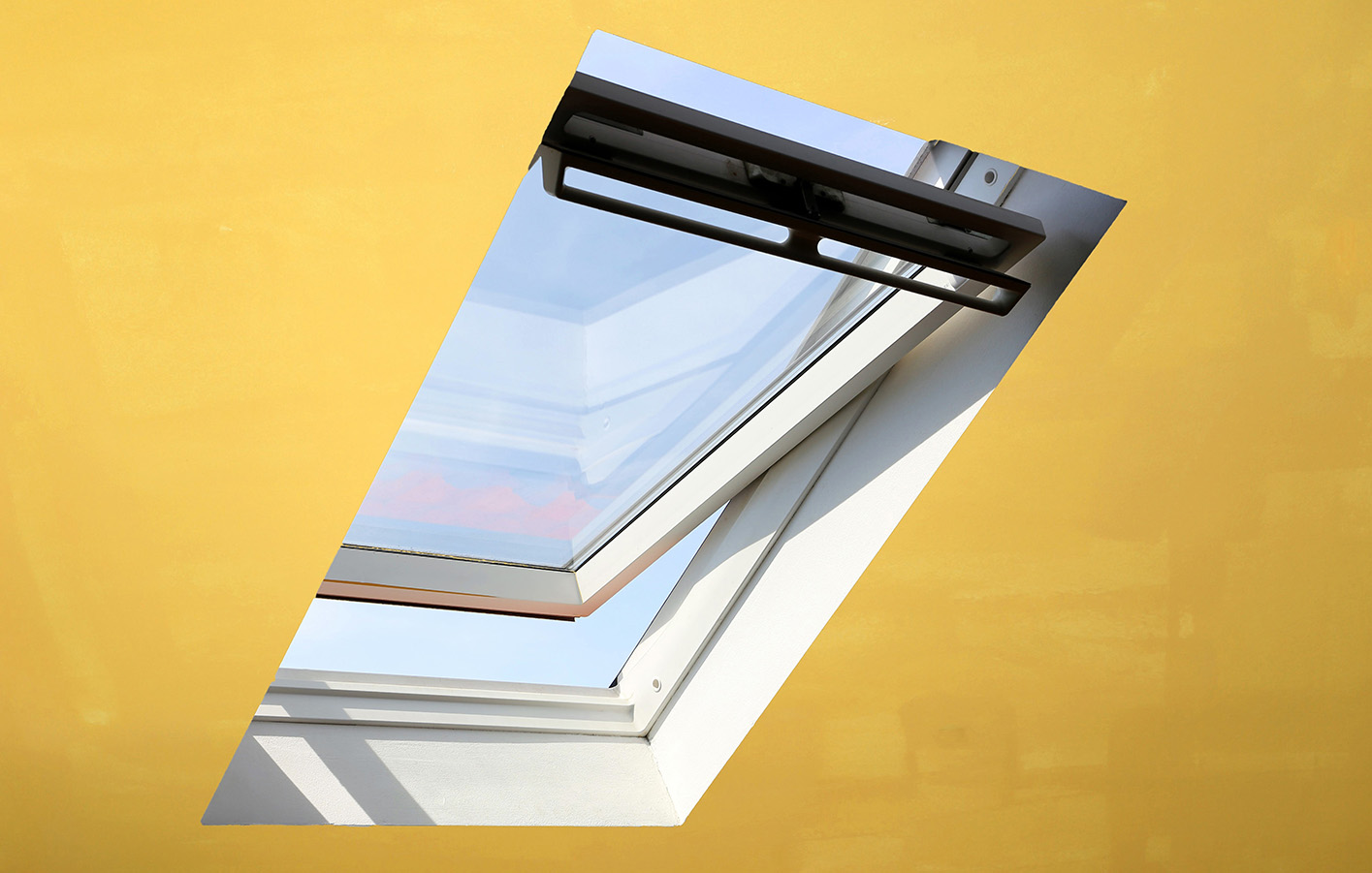 Moderne Dachfenster für mehr Durchblick Dachfenster von Innen mit Schwenkrahmen