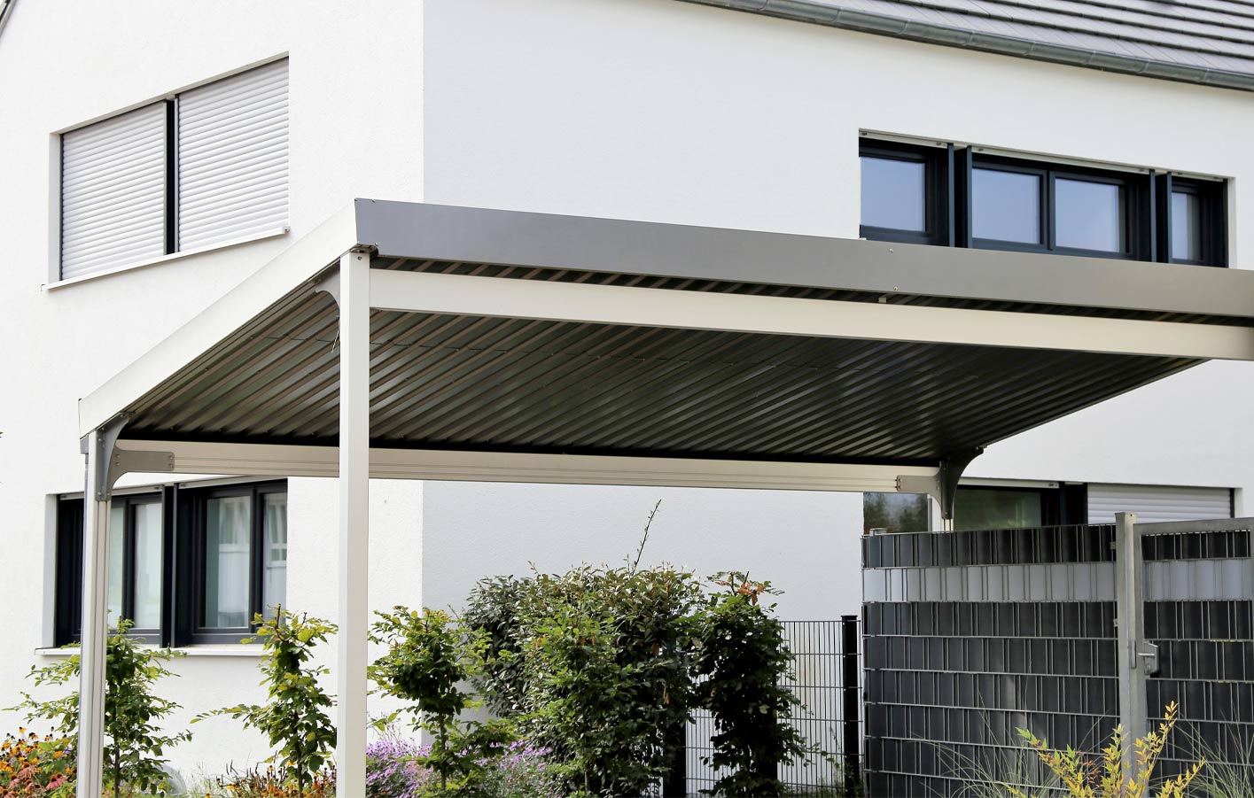 Carport nach Wunsch - Holz oder Alu Alu-Carport an modernem weißen Haus