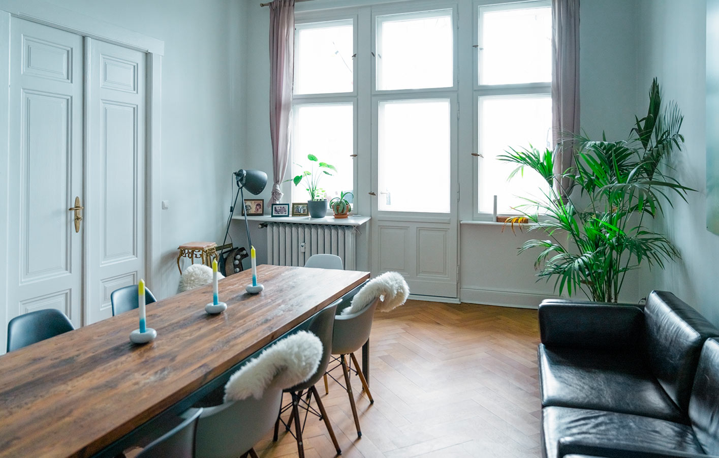 moderne Holzböden im sanierten Altbau - Parkettboden mit Charme modernes Esszimmer mit dunklem Parkettboden
